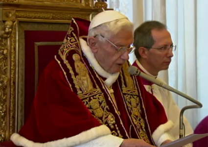 Il momento in cui Benedetto XVI annuncia di voler lasciare il pontificato