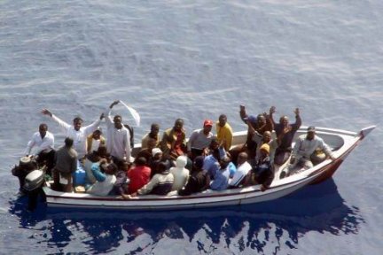 Immigrati alla deriva su gommone
Soccorsi dalla Capitaneria di porto