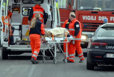 Sbanda furgone, strage di operai nel cosentino
Due morti e sette feriti, lavoravano nei campi