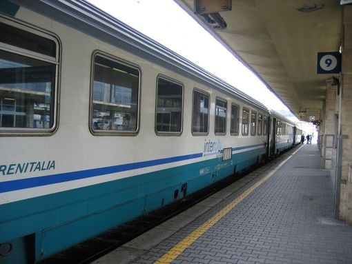 Cosenza, treno bloccato per un guasto 
passeggeri al buio per oltre un’ora