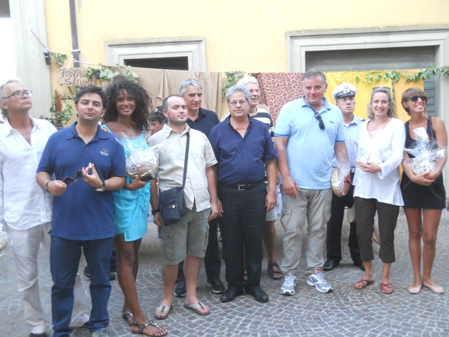 Denny Mendez tra la gente di Montepaone