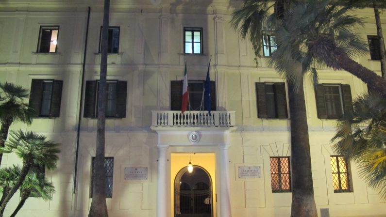 Attentato incendiario nel centro di Cosenza
contro la caserma “Grippo” dei carabineri