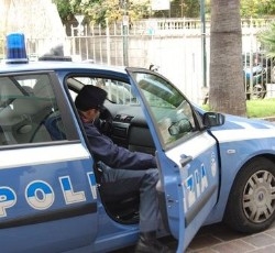 Polizia sequestra 337 paia di scarpe
tra bancarelle della fiera a Crotone