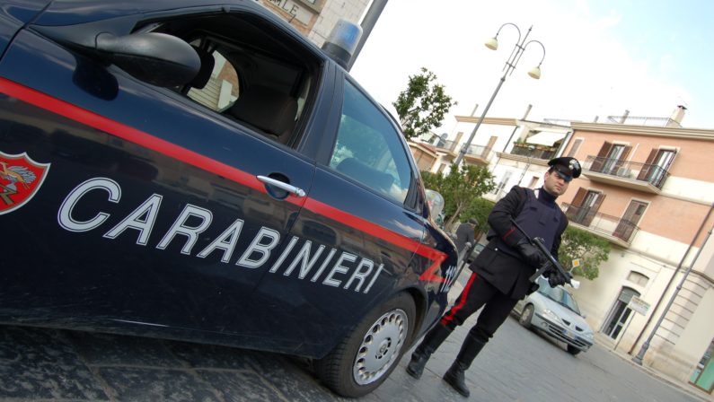 Scatena il panico tra i bagnanti armato di macheteI carabinieri bloccano un uomo nel Reggino