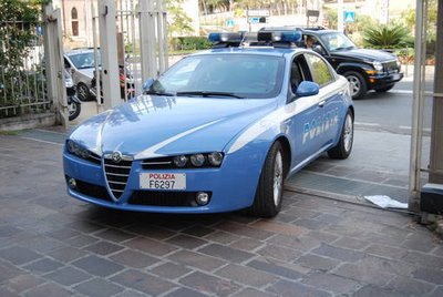 Chiedevano 2.000 euro per restituire
autovettura rubata, fermati da polizia