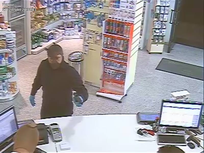 I fotogrammi del colpo in farmacia