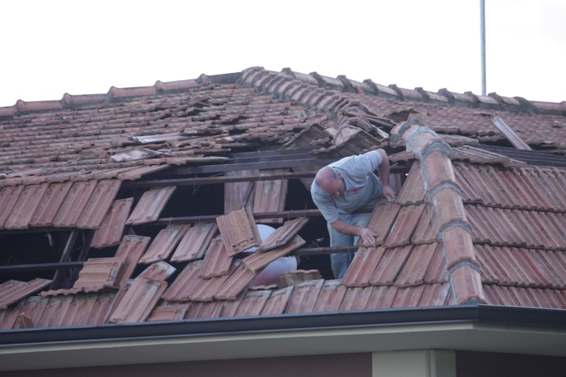 Violenti temporali su tutta la Calabria
A Roccella casa in fiamme sotto al diluvio