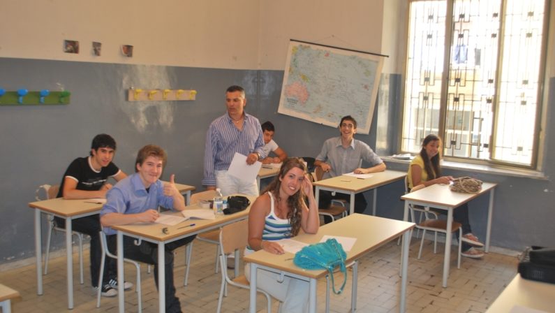 Scuola, in Calabria record nazionale di “dieci” e “nove”
agli esami di terza media: il 6,5% ha preso il massimo