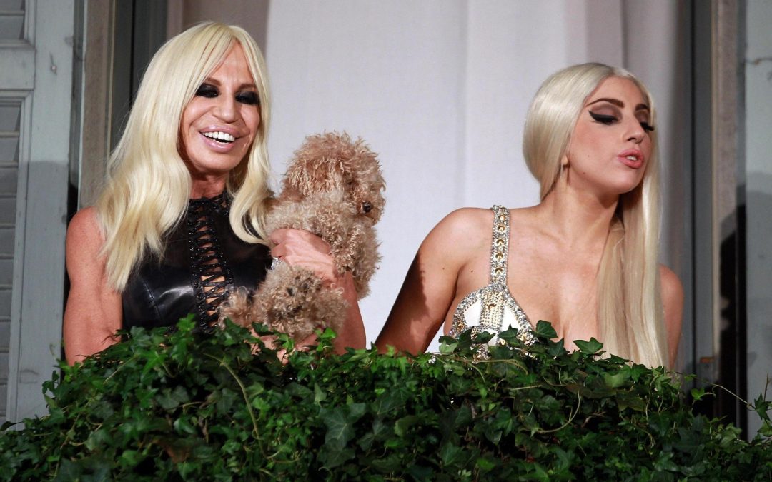 Lady Gaga e Versace: baci e sorrisi a Milano