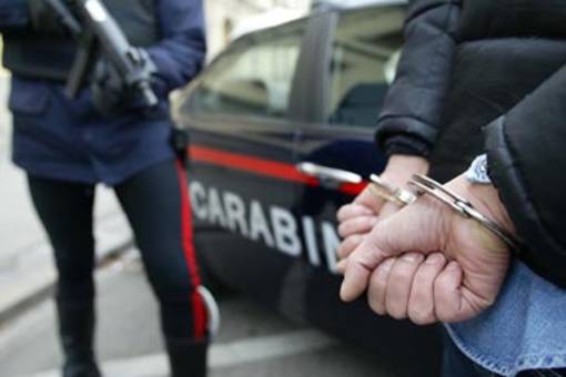 Detenzione e porto illegali di armi
arrestato 34enne al quartiere Pellaro