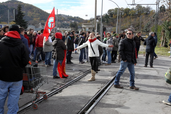 Operai e studenti insieme in corteo
Così la protesta blocca la ferrovia