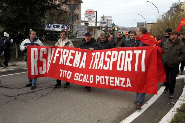 Operai e studenti insieme in corteo
Così la protesta ha bloccato i binari