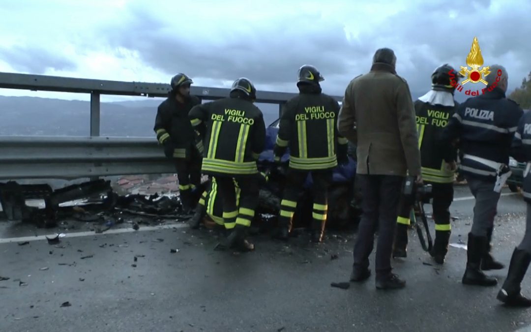 Scontro tra due auto sulla 107, un morto
