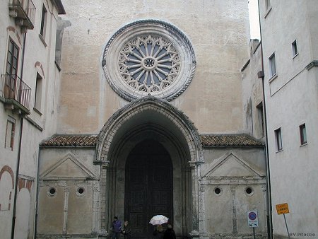 Ruba oro della Madonna a Cosenza
poi si pente e lo restituisce