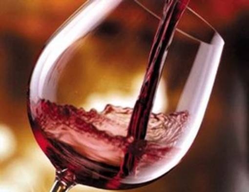 Portava vino fatto in casa da vendere
Scoperto e multato nel centro di Vibo