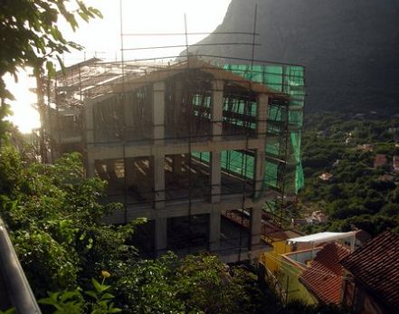 Maratea, il panorama prima e dopo 
la costruzione del “Mostro di Fuenti”