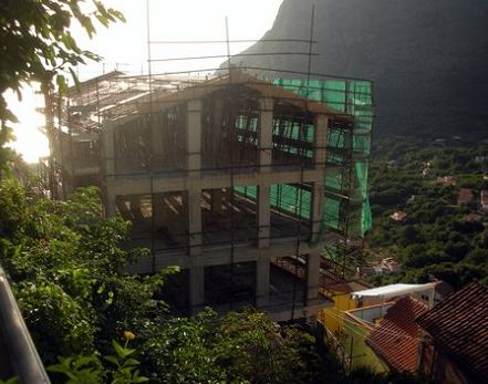 Maratea, il panorama prima e dopo 
la costruzione del “Mostro di Fuenti”