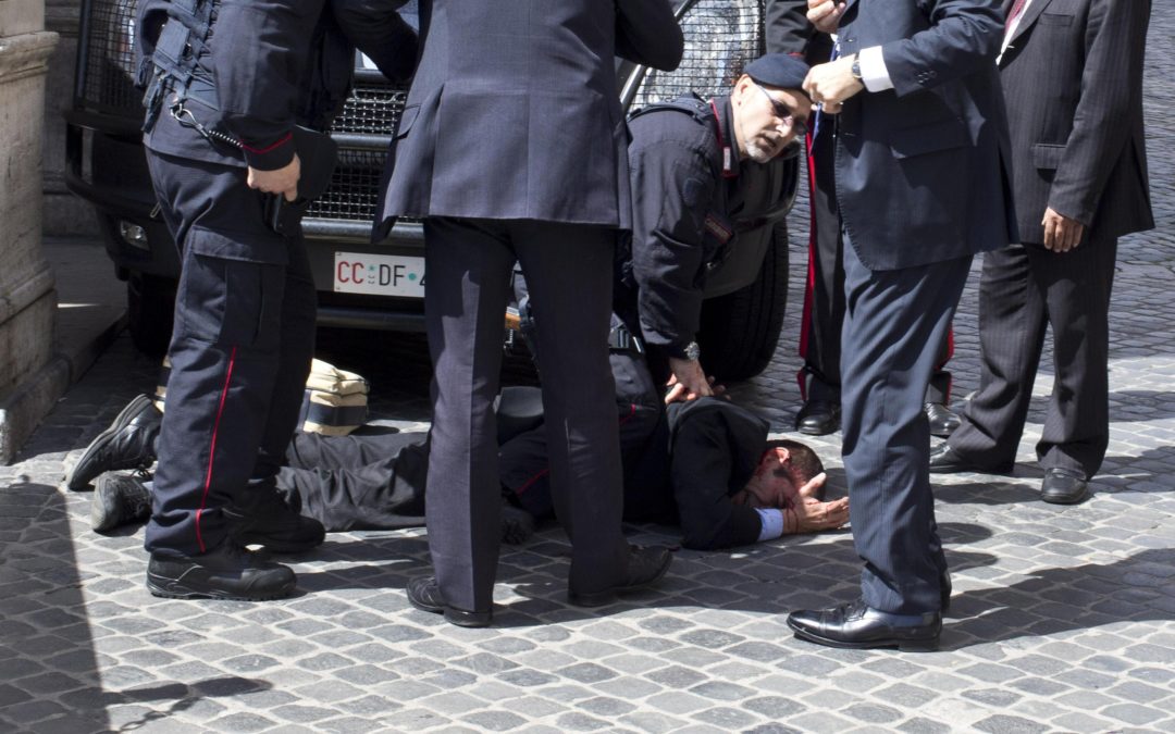 Sgomenti ex moglie e figlio dell’attentatore calabrese
Ma la sorella ammonisce: «La politica ha le sue colpe»