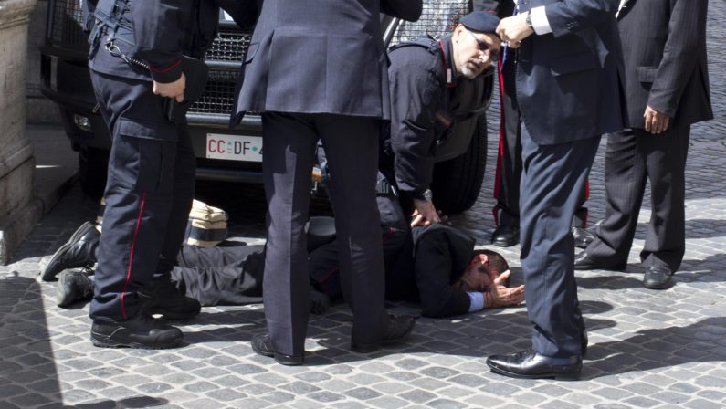 Sgomenti ex moglie e figlio dell'attentatore calabrese
Ma la sorella ammonisce: «La politica ha le sue colpe»
