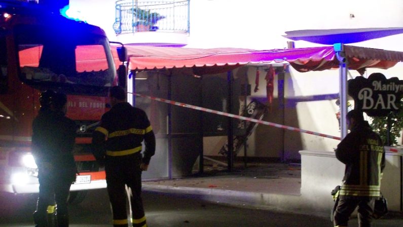 Lamezia Terme, bomba carta in centro
Danni alla vetrata di un bar