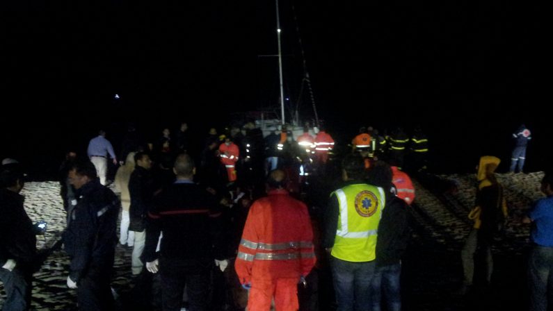 I soccorsi per lo sbarco di immigrati a Botricello