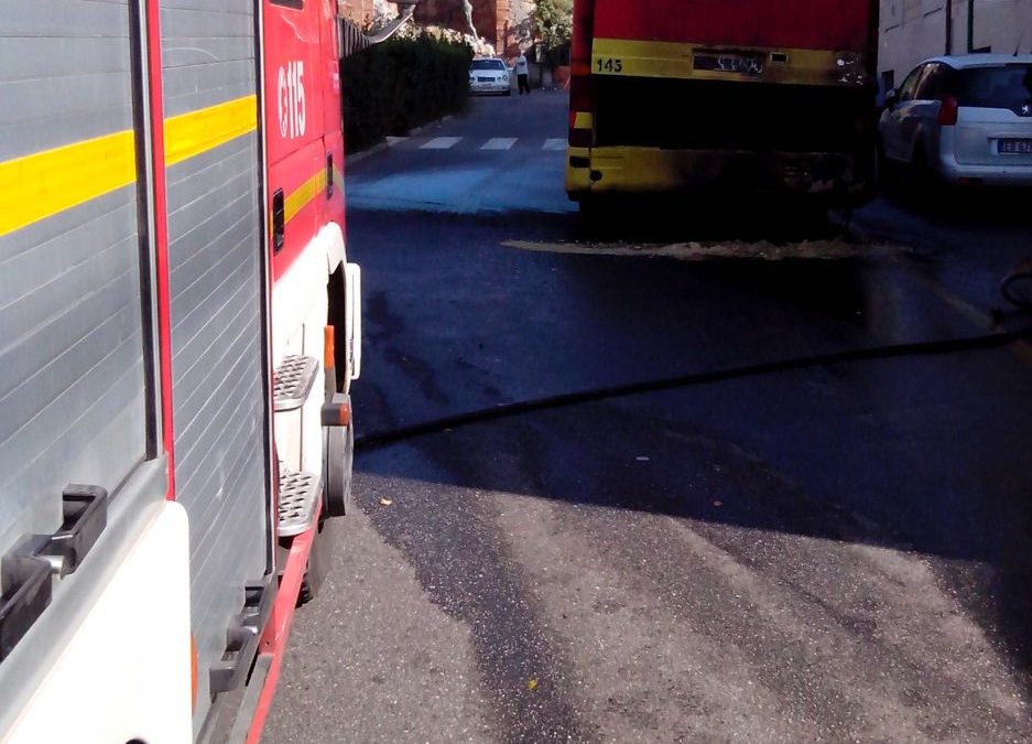 L’incendio dell’autobus in centro a Catanzaro