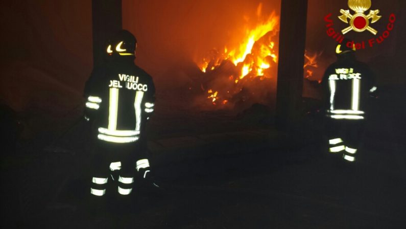 Cutro, in fiamme un capannone
distrutte 1000 balle di fieno
