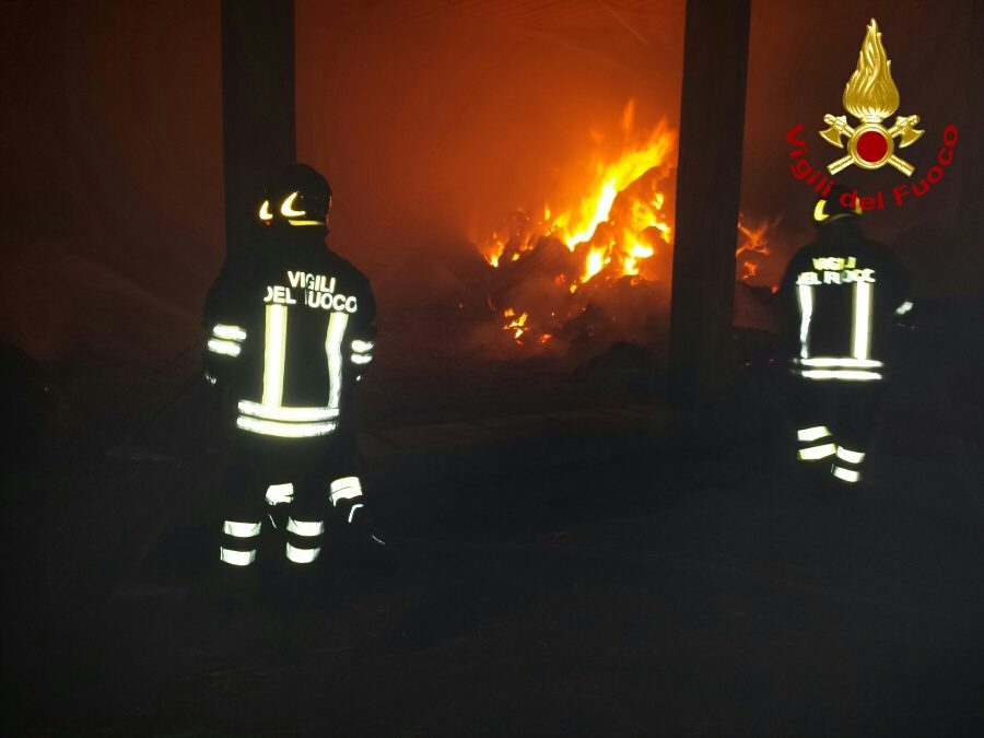 Cutro, in fiamme un capannone
distrutte 1000 balle di fieno