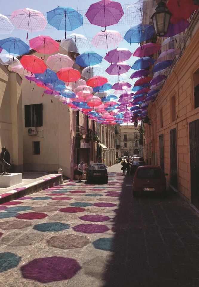 Un tetto di ombrelli colorati
sotto il cielo di Rossano