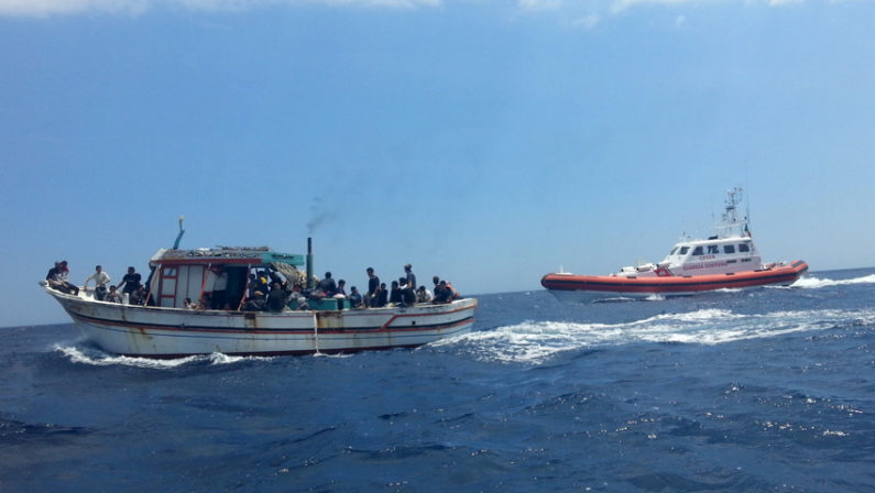 Individuato barcone di migranti al largo di Roccella
A bordo un centinaio, tra di loro donne e bambini