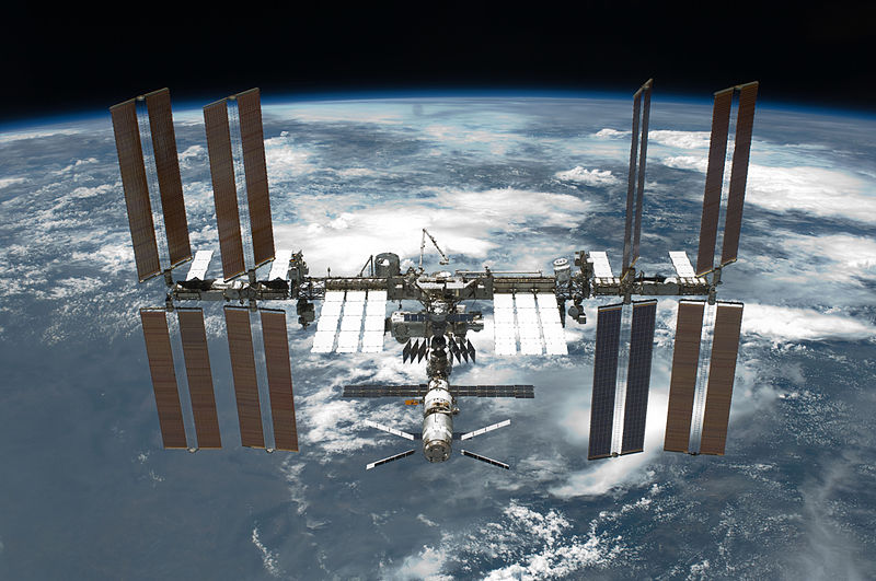 Le foto della luce verde nel cielo di Lamezia
e della stazione spaziale in orbita