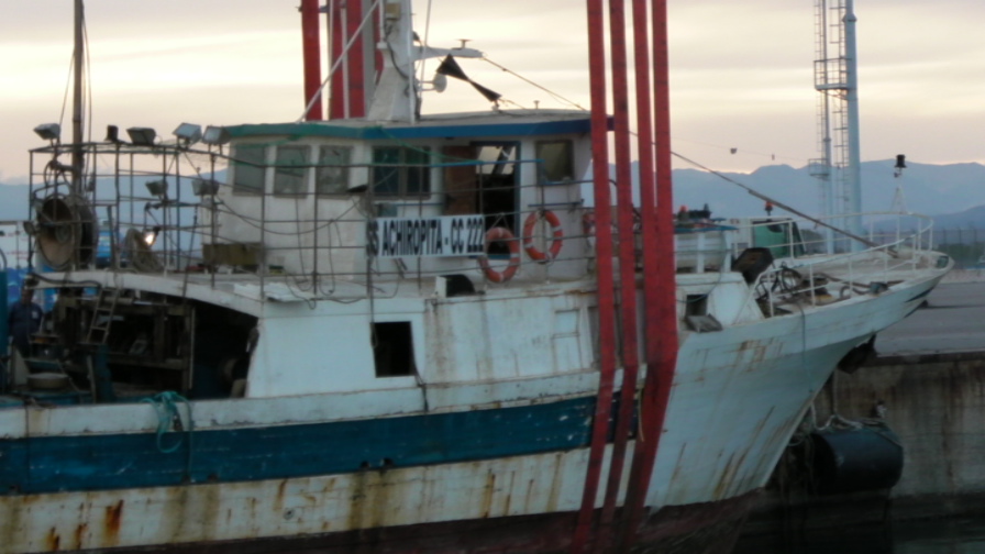 Le foto dell’operazione di recupero
del peschereccio affondato a Corigliano