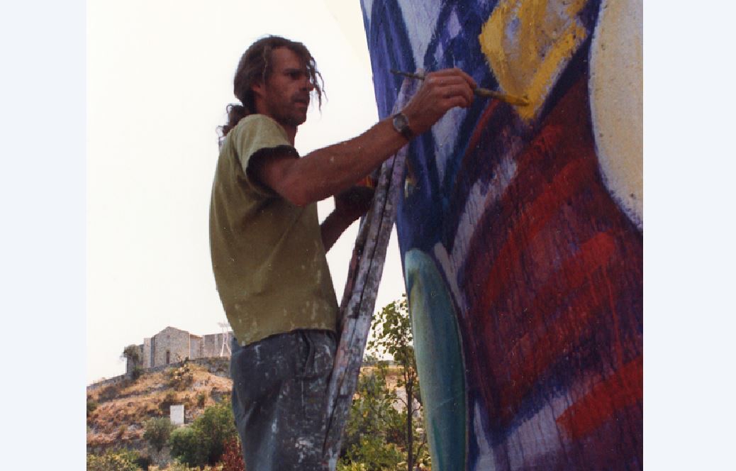 Le foto: i murales osè di Mammola 
prima e dopo la censura