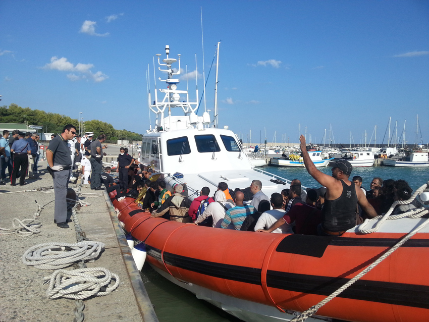 Barcone con 133 immigrati
intercettato a largo Roccella