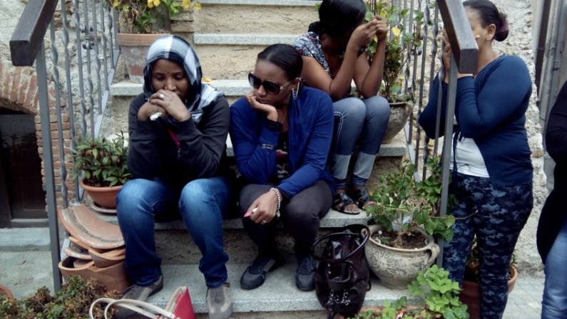 La commozione degli immigrati a Riace