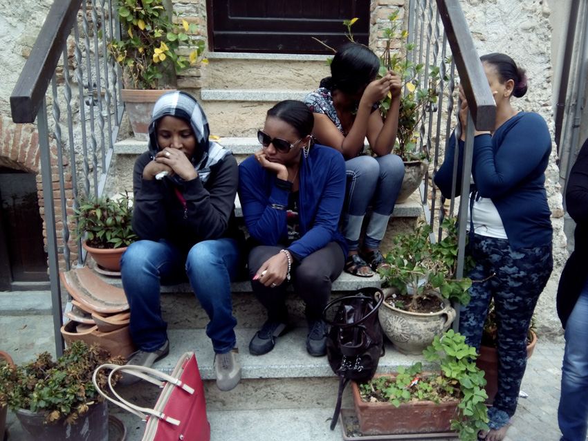 La commozione degli immigrati a Riace