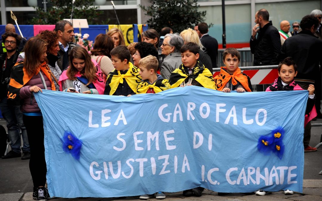 I funerali civili di Lea in piazza a Milano
Le foto: la bara, le bandiere, i gonfaloni
