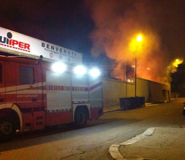 Incendiati automezzi e materiali a Reggio
Erano in parcheggio di un supermercato