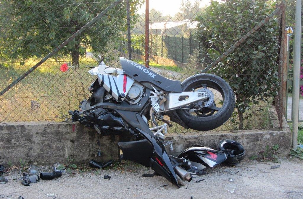 Gli prestano la moto, si schianta contro auto
davanti a sede del 118 nel reggino: muore dopo poco