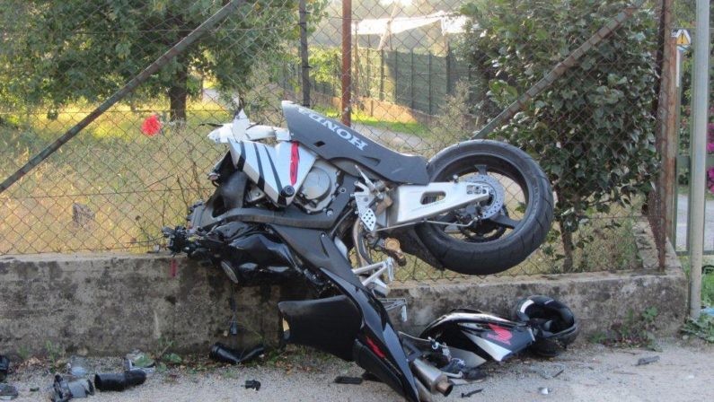 Gli prestano la moto, si schianta contro auto
davanti a sede del 118 nel reggino: muore dopo poco