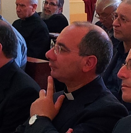Tentano di dar fuoco a portone parroco
Indagini dei carabinieri a Mileto