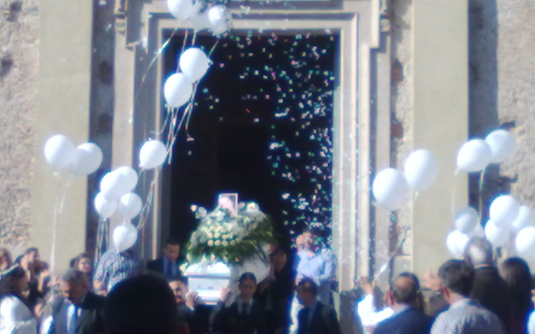 Palloncini in Calabria ai funerali di Simona Riso
E la procura di Roma ora indaga per omicidio