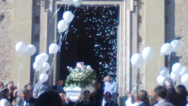 Palloncini in Calabria ai funerali di Simona Riso
E la procura di Roma ora indaga per omicidio