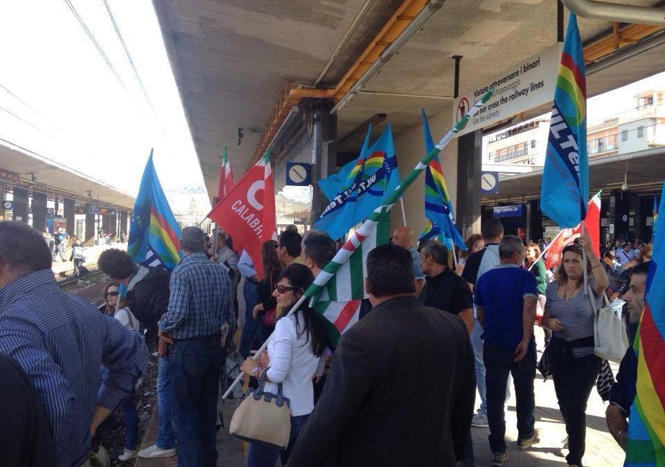 Le foto della rivolta dei precari
e il blocco all’A3 e alla ferrovia