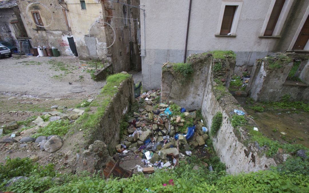 Cosenza, del foto del centro storico
che cade a pezzi per incuria e maltempo