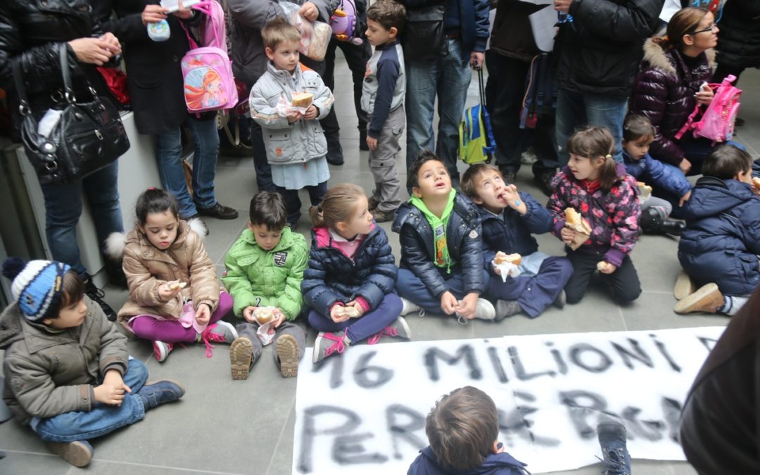 Rende, mensa scolastica troppo cara
Protesta: bimbi mangiano in Comune