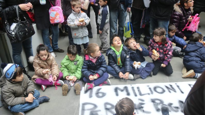 Rende, mensa scolastica troppo cara
Protesta: bimbi mangiano in Comune