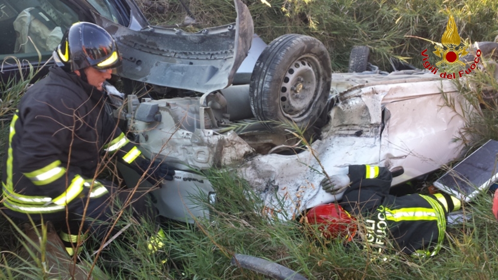 FOTO – Scontro tra due auto a Crotone
I soccorsi dei vigili del fuoco