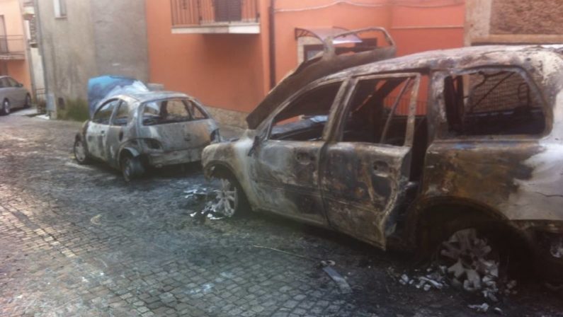 Incendiata ancora l'auto a un sindaco del Lametino
«Non so se ha senso insistere in questa dannata terra?»