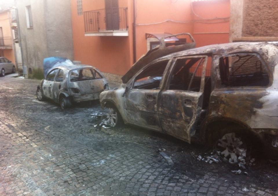 Incendiata ancora l’auto a un sindaco del Lametino
«Non so se ha senso insistere in questa dannata terra?»